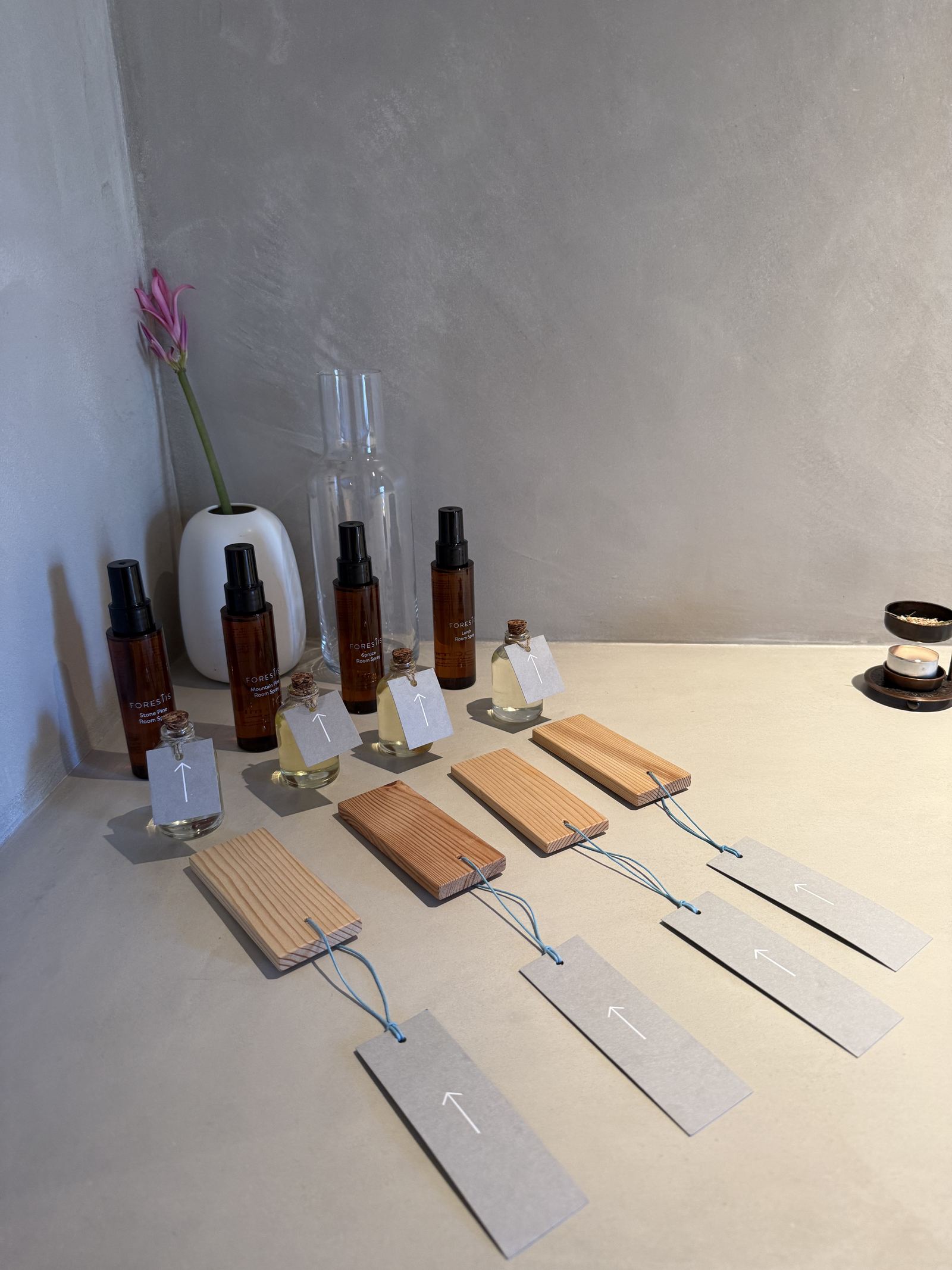 Oils and wooden boards laid out on a bench in the FORESTIS spa